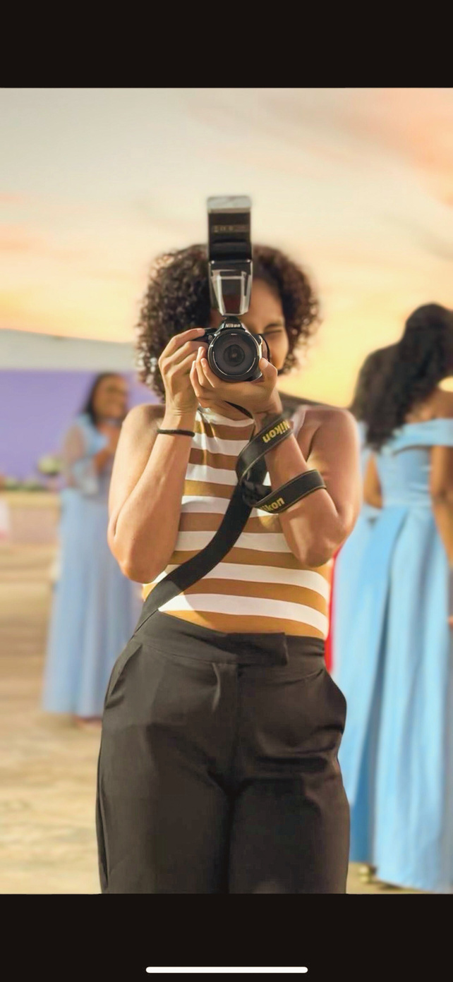 Tatiane Oliveira fotografando